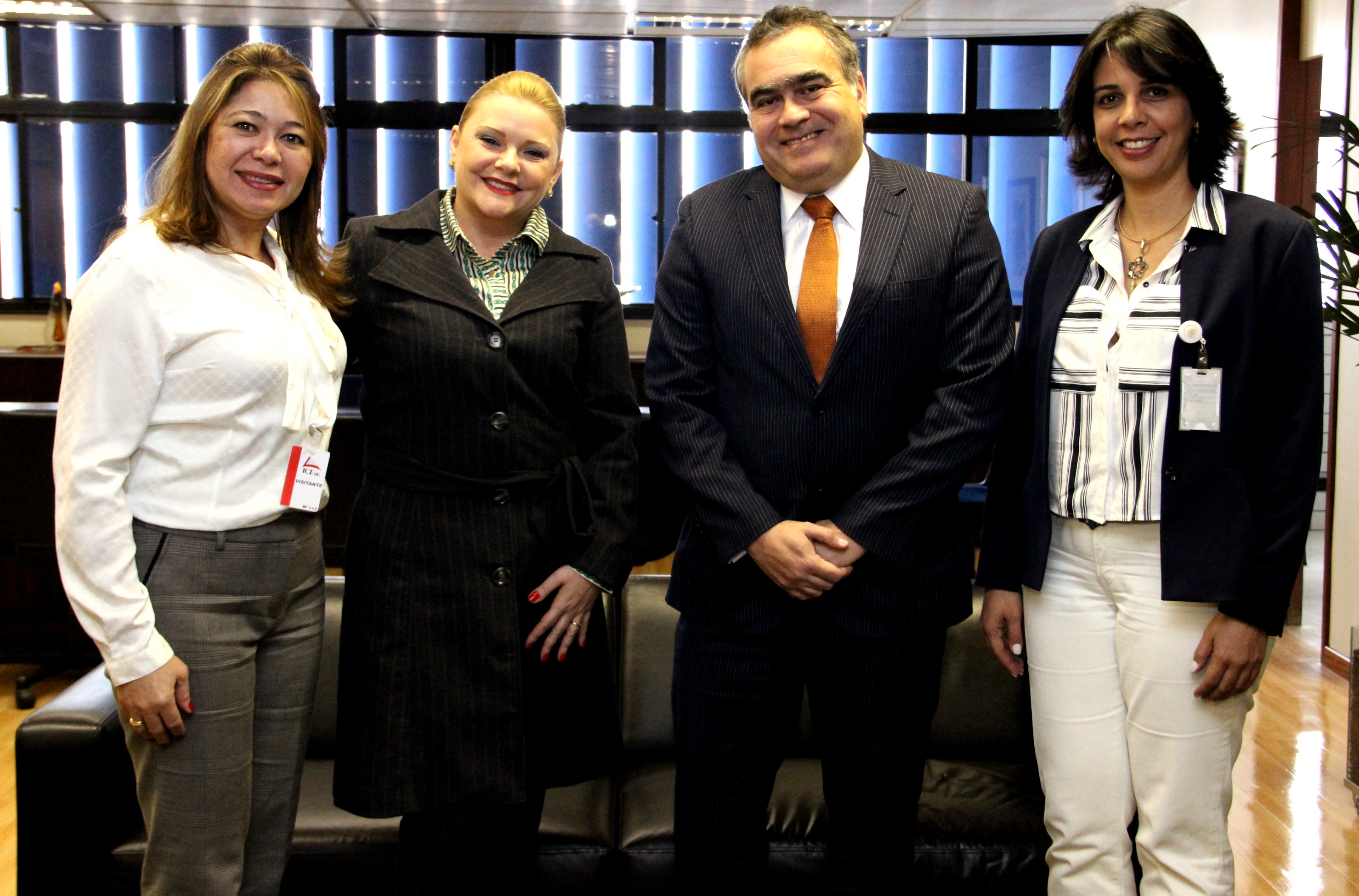 Na foto (esq. p/ dir.): A nova Secretária do CCOR, Telma Escóssio Melo, a Presidente do TCEMG, Adriene Andrade; o novo Presidente do CCOR, Conselheiro Helio Parente de Vasconcelos Filho e a servidora do Tribunal de Contas de Minas Gerais, Carla Tângari, ex-Secretária do CCOR ( biênio 2013-2014). Foto: Karina Camargos Coutinho
